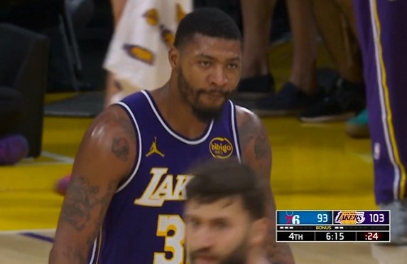 开云下载-分差上双了！斯玛特外线连中两记三分球 湖人领先76人10分