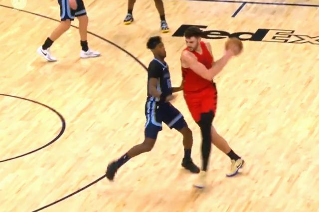 开云登录网址入口-危险动作，克林根肘翻普罗斯珀，直接2级恶意被驱逐出场